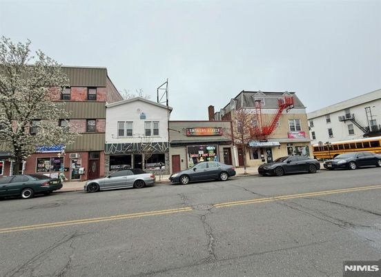 Exterior, Facade, Rowhouse