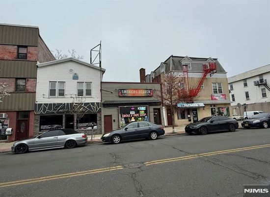 Exterior, Facade, Rowhouse