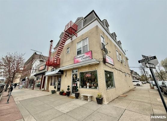 Exterior, Facade, Brick Facade, Rowhouse