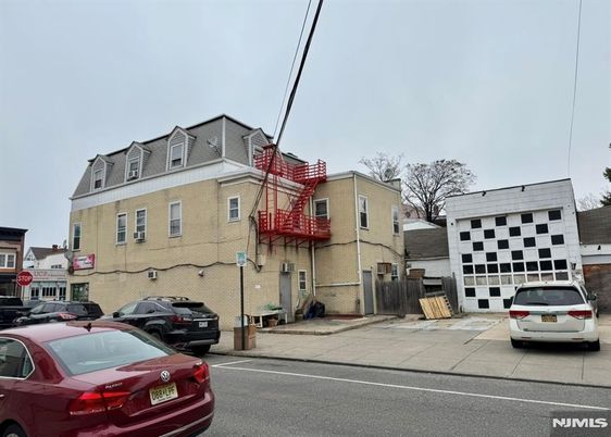 Exterior, Facade, Rowhouse