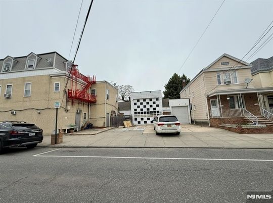 Exterior, Facade, Rowhouse