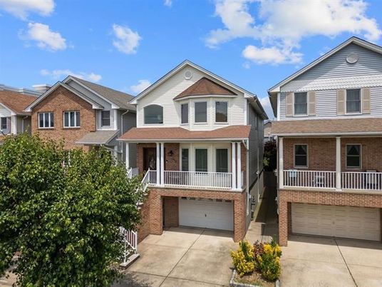 Attached, Exterior, Facade, Brick Facade, American Craftsman