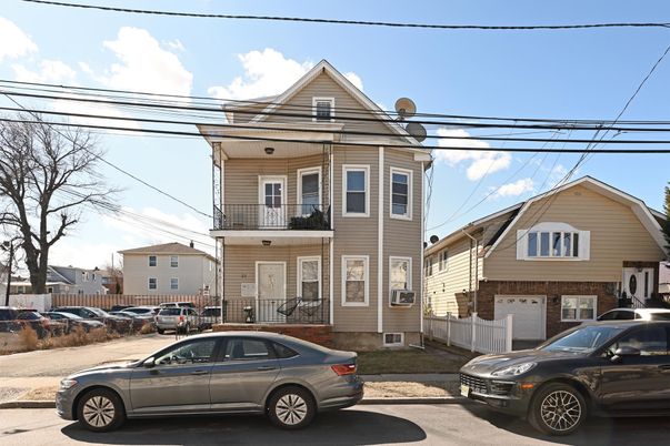 Attached, Exterior, Facade, Queen Anne Victorian