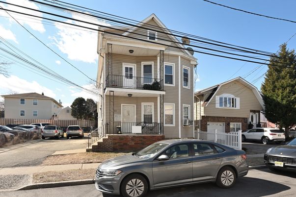 Attached, Exterior, Facade, Brick Facade, Queen Anne Victorian