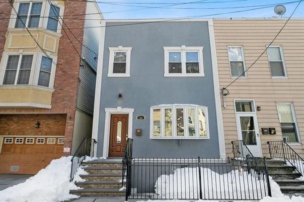 Attached, Exterior, Facade, Rowhouse