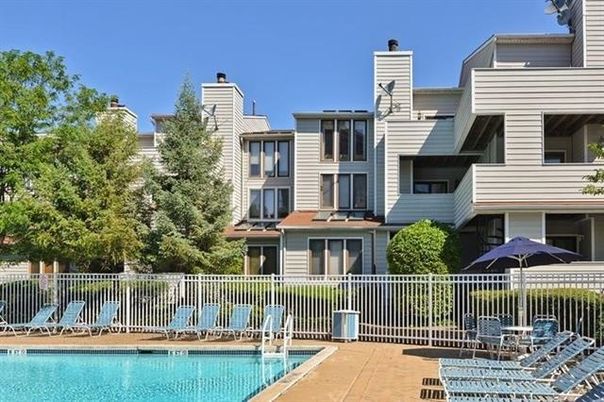Exterior, Facade, Pool, Rowhouse