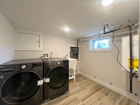 Interior, Recessed Lighting, Washer, Wood Texture Flooring