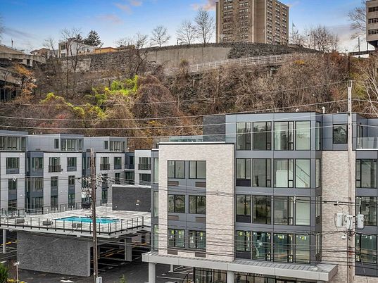 Exterior, Facade, Pool, Modern