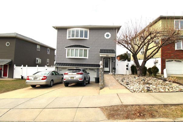 Attached, Exterior, Facade, Raised Ranch