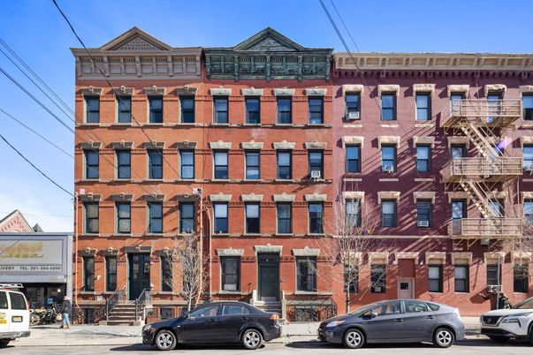 Exterior, Facade, Rowhouse