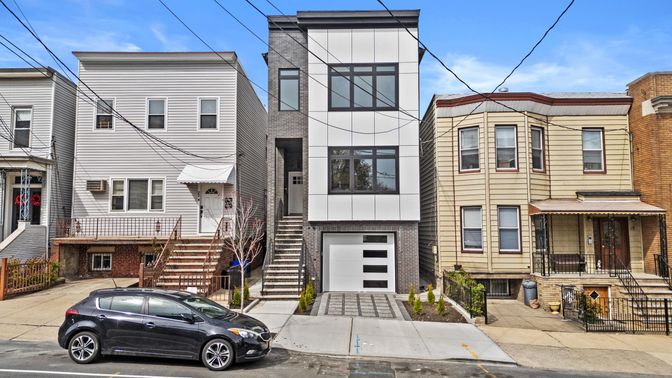 Attached, Exterior, Facade, Rowhouse