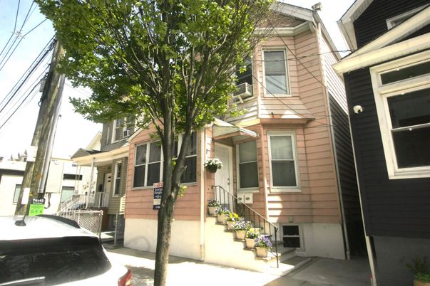 Exterior, Facade, Rowhouse