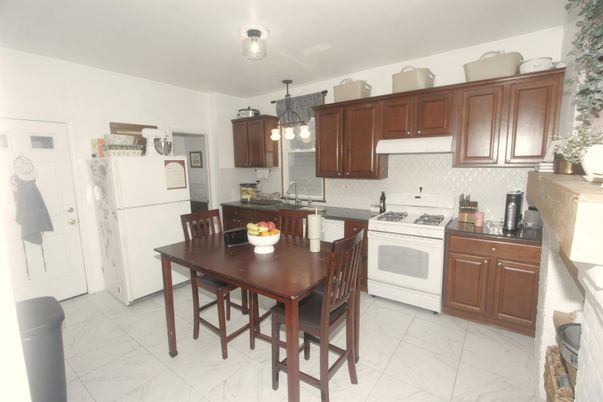 Dining room, Interior, Kitchen, Marble, Pendant Lights