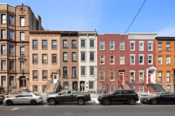 Exterior, Facade, Rowhouse