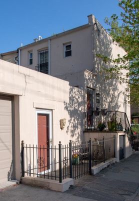 Exterior, Facade, Modern
