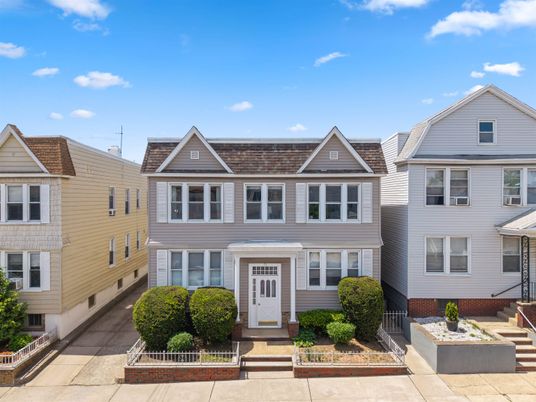 Exterior, Facade, Rowhouse