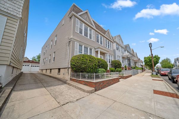 Exterior, Facade, Queen Anne Victorian