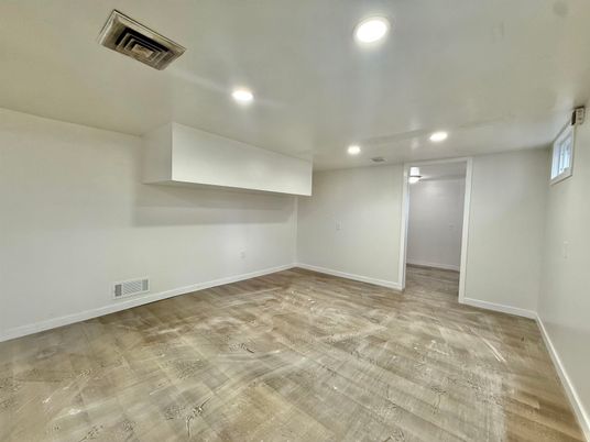 Empty room, Interior, Recessed Lighting