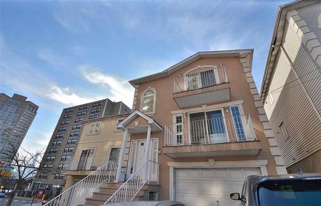 Attached, Exterior, Facade, Rowhouse