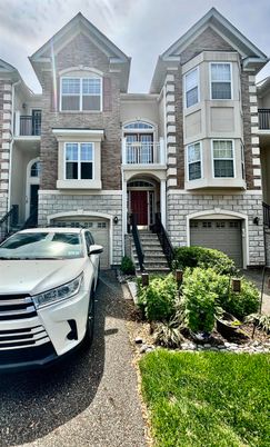 Attached, Exterior, Facade, Rowhouse