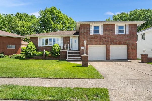 Attached, Exterior, Facade, Brick Facade, Split Level
