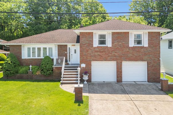 Attached, Exterior, Facade, Brick Facade, Split Level