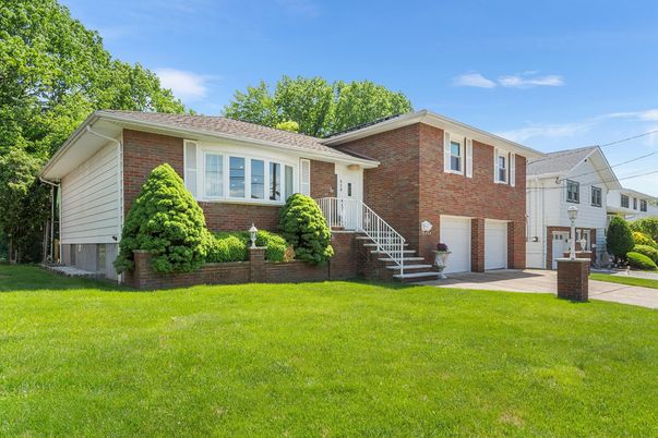 Attached, Exterior, Facade, Brick Facade, Raised Ranch