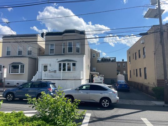 Exterior, Facade, Rowhouse