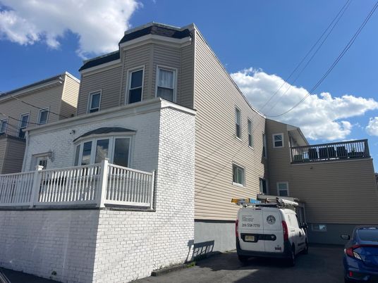 Exterior, Facade, Rowhouse