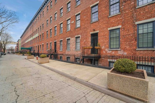 Exterior, Facade, Brick Facade, Chicago School