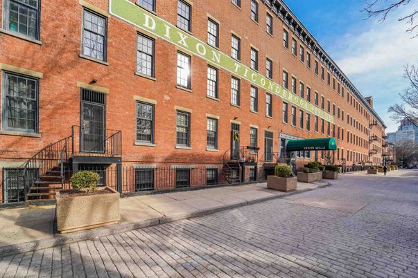 Exterior, Facade, Brick Facade, Chicago School