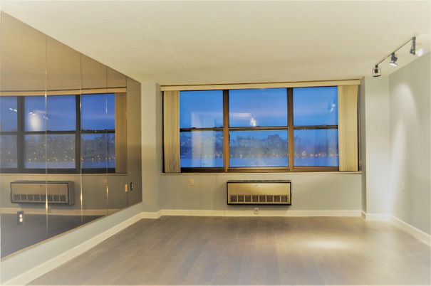 Empty room, Interior, Water