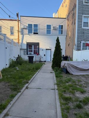 Exterior, Facade, Rowhouse