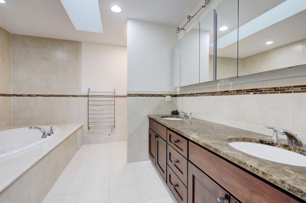 Bathroom, Dual Sink Vanities, Interior, Recessed Lighting