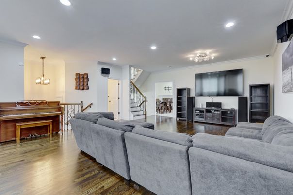 Interior, Living room, Pendant Lights, Piano, Recessed Lighting, Wood Texture Flooring