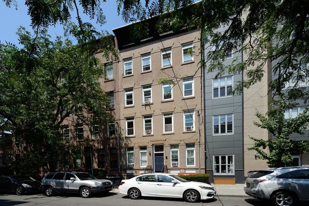 Exterior, Facade, Rowhouse