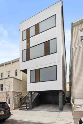 Exterior, Facade, Rowhouse