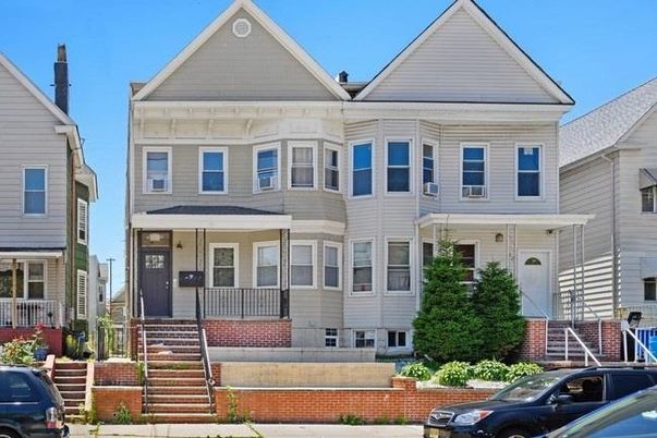 Exterior, Facade, Rowhouse