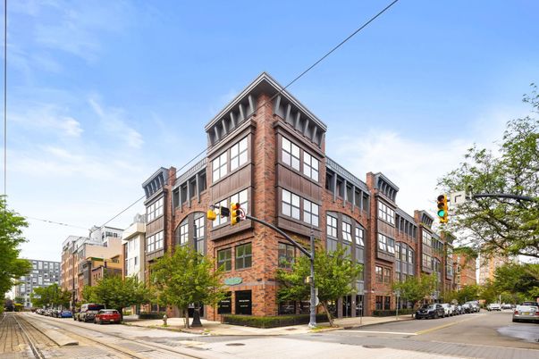 Exterior, Facade, Brick Facade, Chicago School