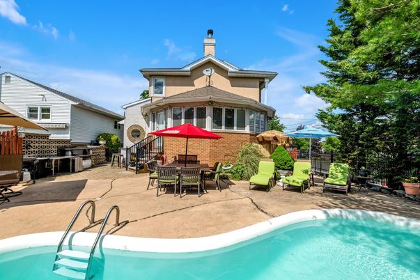 Exterior, Pool