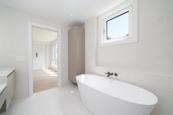 Bathroom, Free Standing Baths, Interior, Recessed Lighting, Wood Texture Flooring