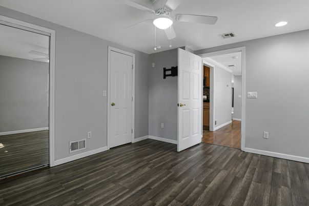 Empty room, Interior, Recessed Lighting, Wood Texture Flooring