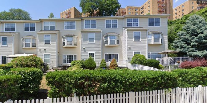 Exterior, Facade, Rowhouse