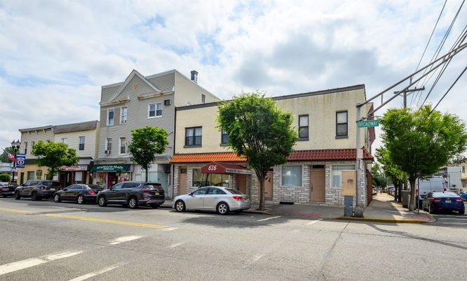 Exterior, Facade, Rowhouse