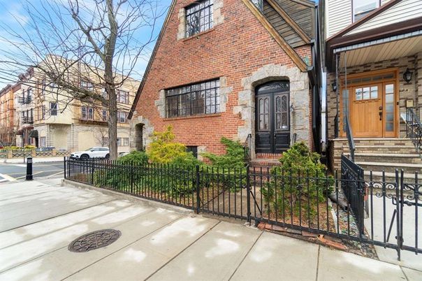 Exterior, Facade, Brick Facade, Rowhouse