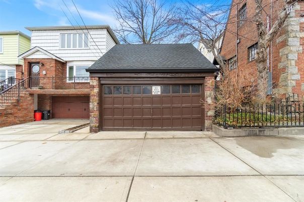 Attached, Exterior, Facade, Brick Facade, Rowhouse