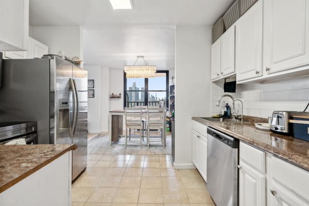 Chandelier, Dining room, Interior, Kitchen, Stainless Steel Appliances