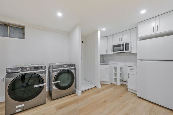 Interior, Recessed Lighting, Washer, Wood Texture Flooring