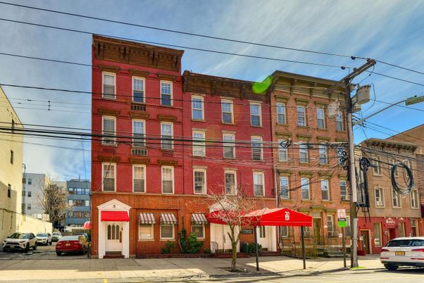 Exterior, Facade, Rowhouse