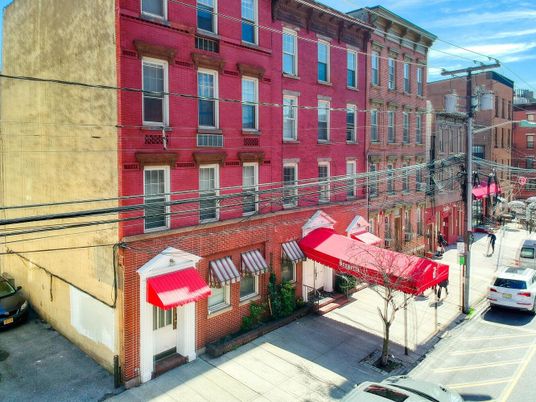 Exterior, Facade, Rowhouse